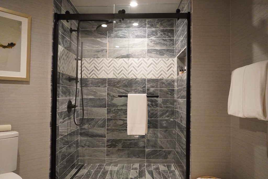 パークハイアット・ビーバークリークホテルの浴室:グレーのタイルで囲まれたモダンなシャワールーム Modern shower room at Park Hyatt Beaver Creek.