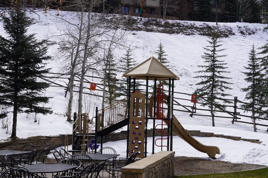 Park Hyatt Beaver Creek - Ski resort playground - Tomo Travel & Camping パークハイアット・ビーバークリークにある小さな子供が遊べる遊具
