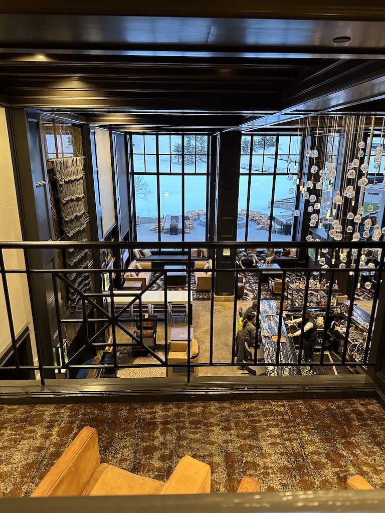 Beaver Creek Park Hyatt - Lobby - Tomo Travel & Camping パークハイアット・ビーバークリークホテル 2階から見えるゲレンデとホテルのバー