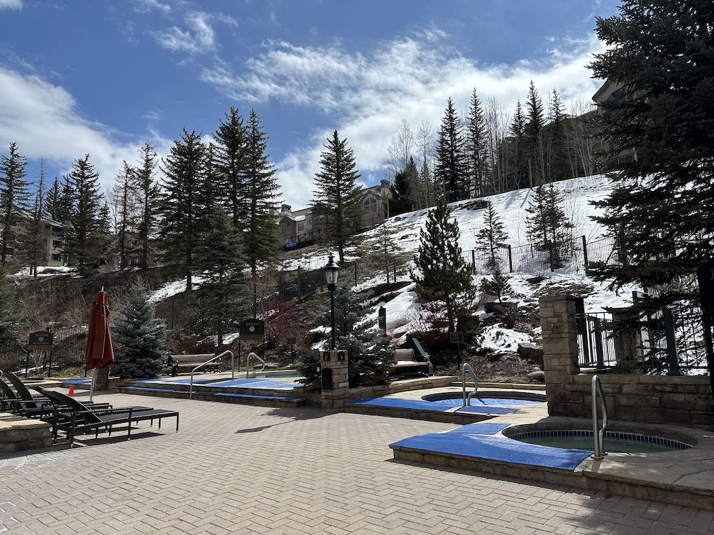 Park Hyatt Beaver Creek - Jacuzzi - Tomo Travel & Camping パークハイアット・ビーバークリークにある屋外ジャグジー