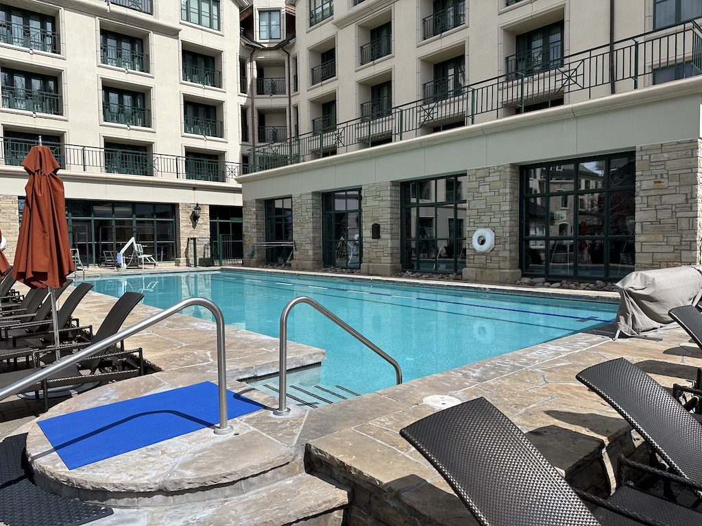 Park Hyatt Beaver Creek - Pool - Tomo Travel & Camping ディズニークルーズ マジック号にある3歳から10歳までのキッズクラブ:オーシャニアクラブ