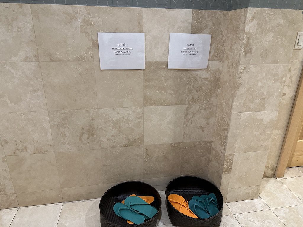 Park Hyatt Beaver Creek - Sandals - Tomo Travel & Camping パークハイアット・ビーバークリーク ロッカールームにある無料で借りれるビーチサンダル