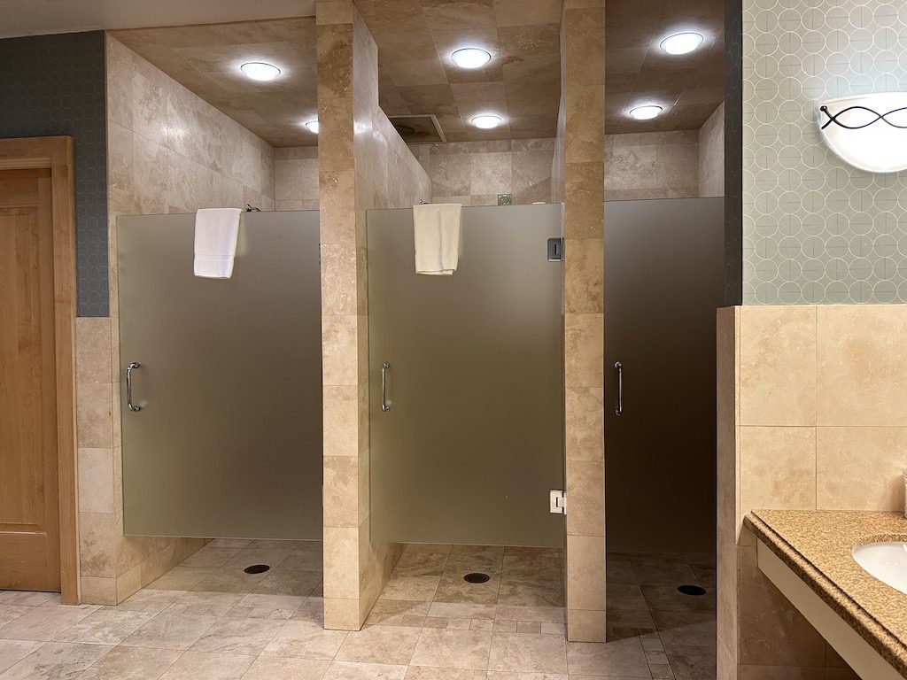 Park Hyatt Beaver Creek - Locker room shower - Tomo Travel & Camping パークハイアット・ビーバークリークで利用できるジムのシャワー施設