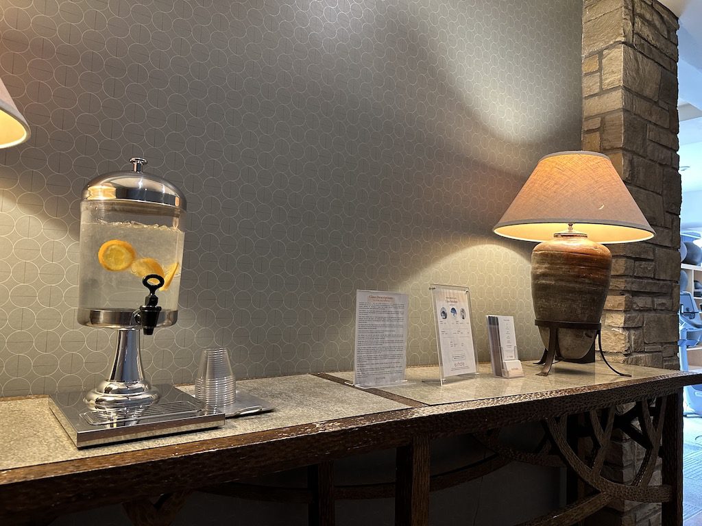 Park Hyatt Beaver Creek - Refreshment corner - Tomo Travel & Camping パークハイアット・ビーバークリーク ロッカールームにある無料の水