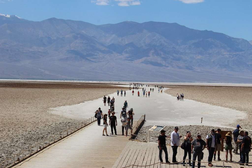 デスバレー国立公園内にある塩湖、バッドウォーターベインシンへと続く道。