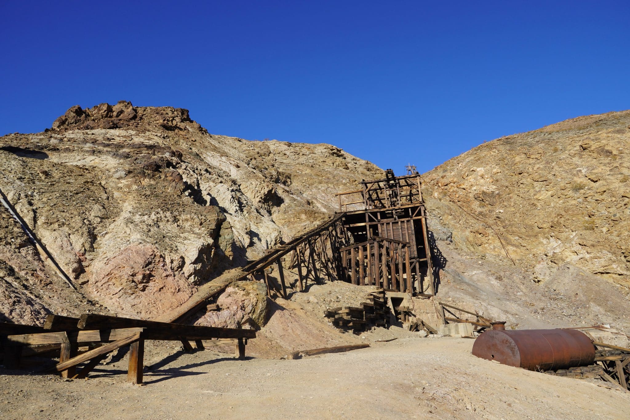 デスバレー国立公園内にある砂漠地帯に一つだけ残っている昔の金採掘機。