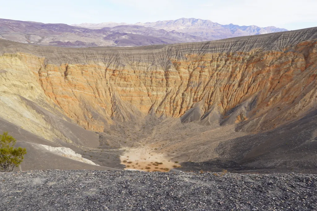 デスバレー砂漠内に空いた大きな穴のクレーター