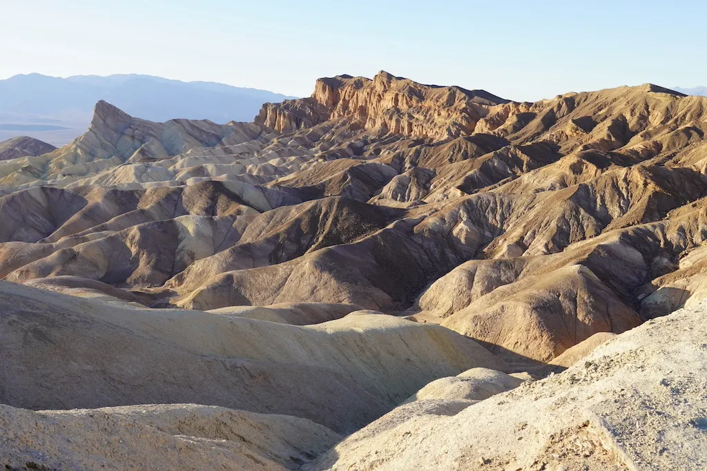 デスバレー国立公園ザブリスキーポイントで見られる黄金色に輝く砂漠の山脈。