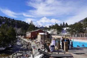 マウントホットスプリングスの川沿いを流れる温泉と温泉プール