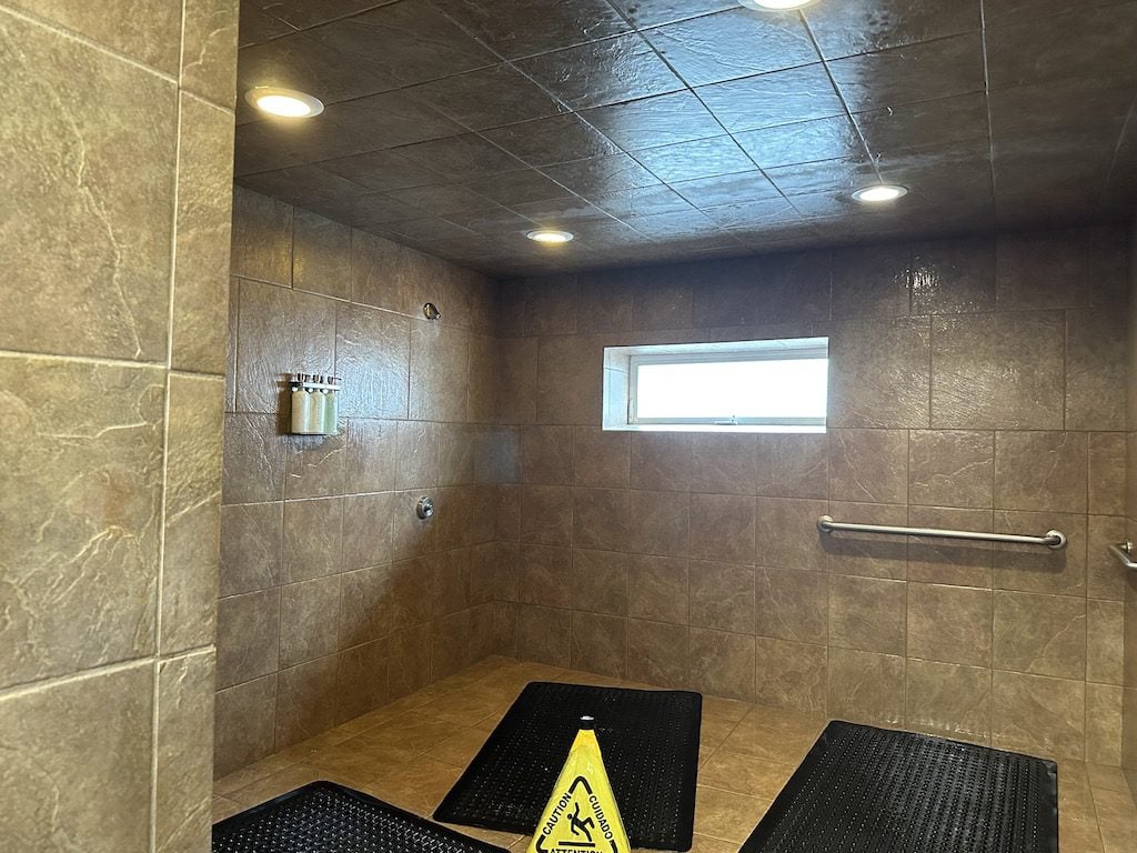 Mt.Princeton.Hot.Springs_shower - Tomo Travel & Camping