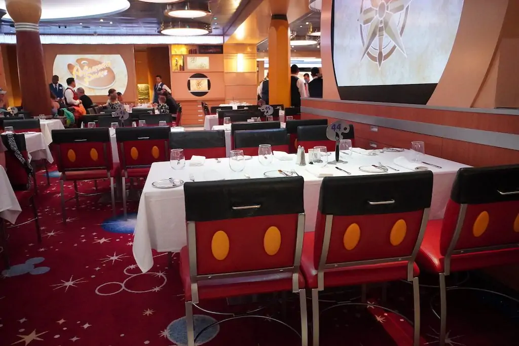 ミッキーのパンツ模様の可愛い椅子が並べられているアニメーターズパレットレストラン