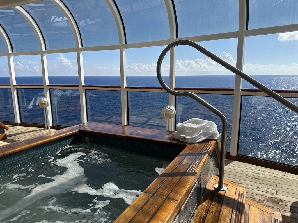 DCL Dream Rainforest Club Jacuzzi - Tomo Travel & Camping The Versailles gardens, viewed from the palace, are a stunning display of French formal design, featuring symmetrical lawns, vibrant flower beds, sculpted hedges, and shimmering fountains that blend gracefully into the horizon.