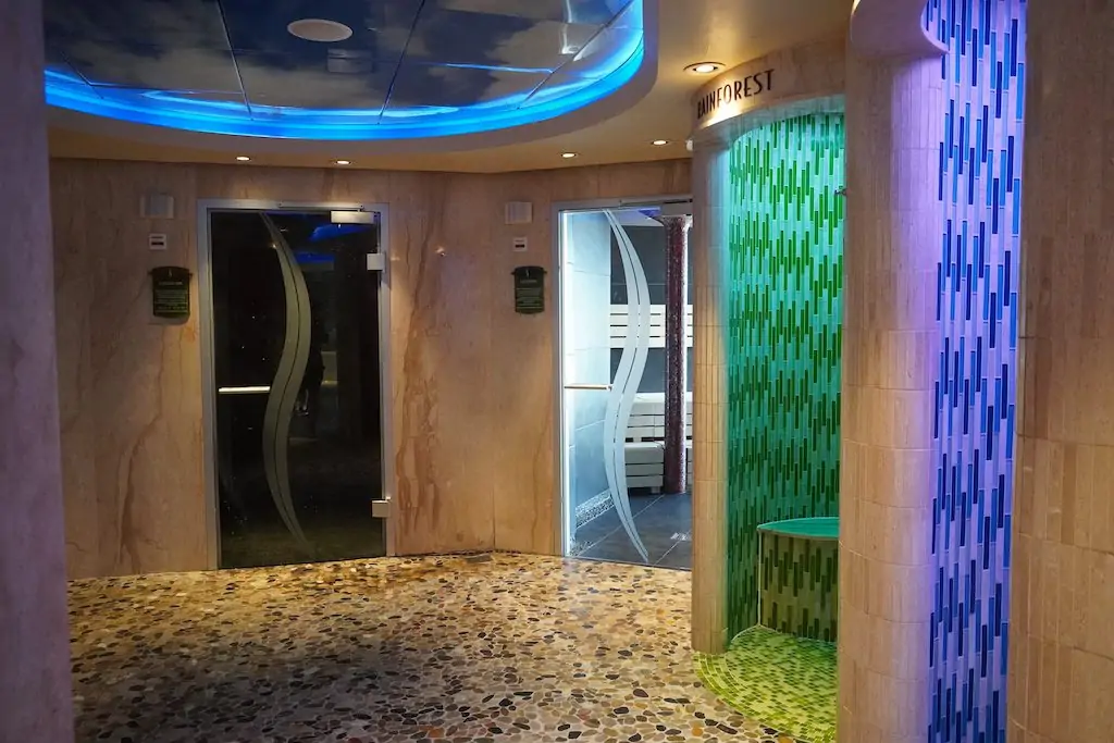 テキサス・ガルベストンでディズニークルーズ乗船前に写真撮影をする人たち