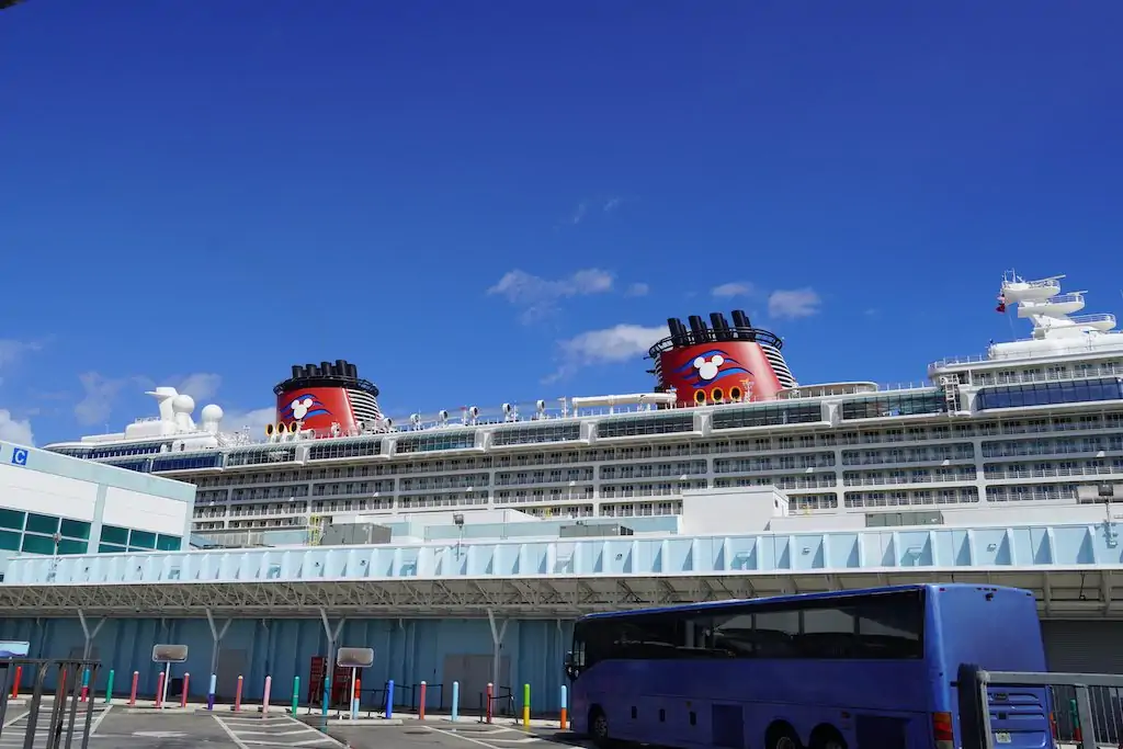 ディズニークルーズ乗船日にテキサス港に停泊しているディズニークルーズ