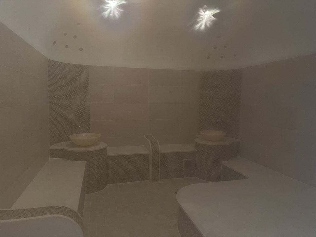 ディズニークルーズ レインフォレストルーム Modern shower room at Park Hyatt Beaver Creek.