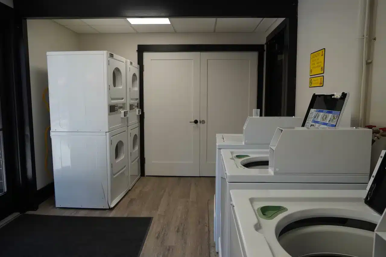 KOAキャンプ場内にある清潔なコインランドリー。洗濯機と乾燥機が設置され、アメリカ旅行やアメリカロードトリップ中の洗濯に便利