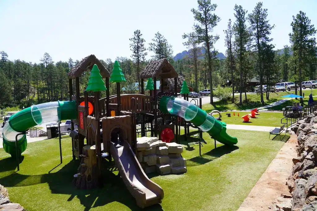 アメリカ、サウスダコタ、マウントラシュモア近くにあるKOAキャンプ場にある森をテーマにした大型プレイグラウンド。滑り台や遊具が揃い、子連れキャンプにぴったり。