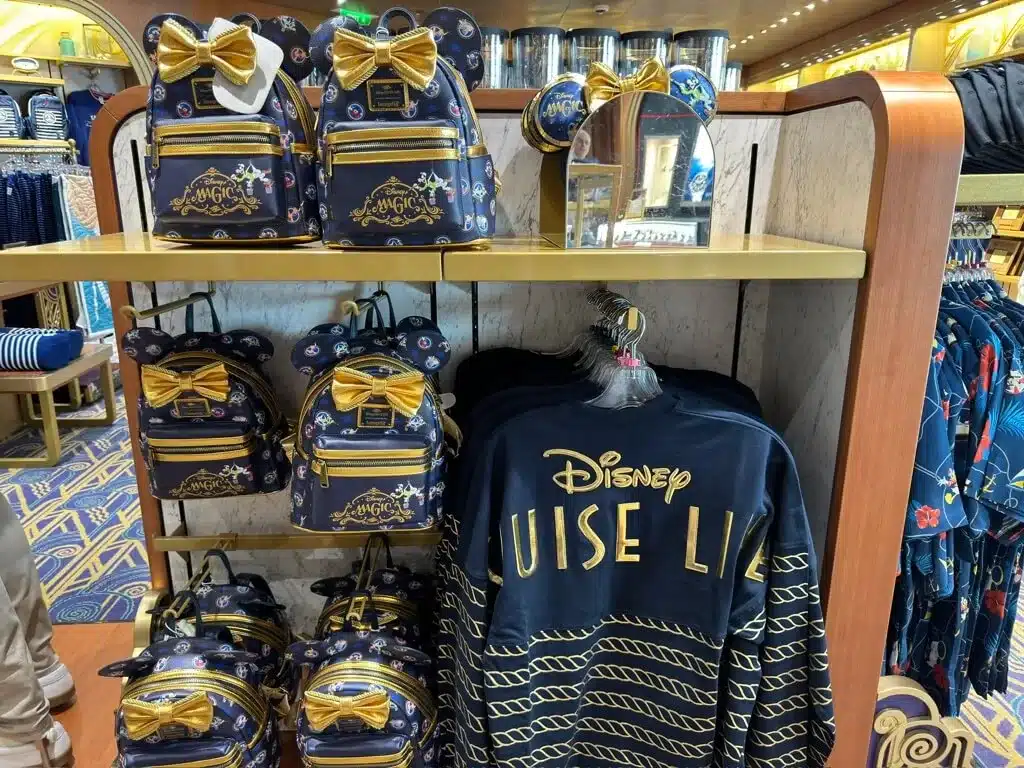 ディズニークルーズ限定の商品が並べられているクルーズ店内