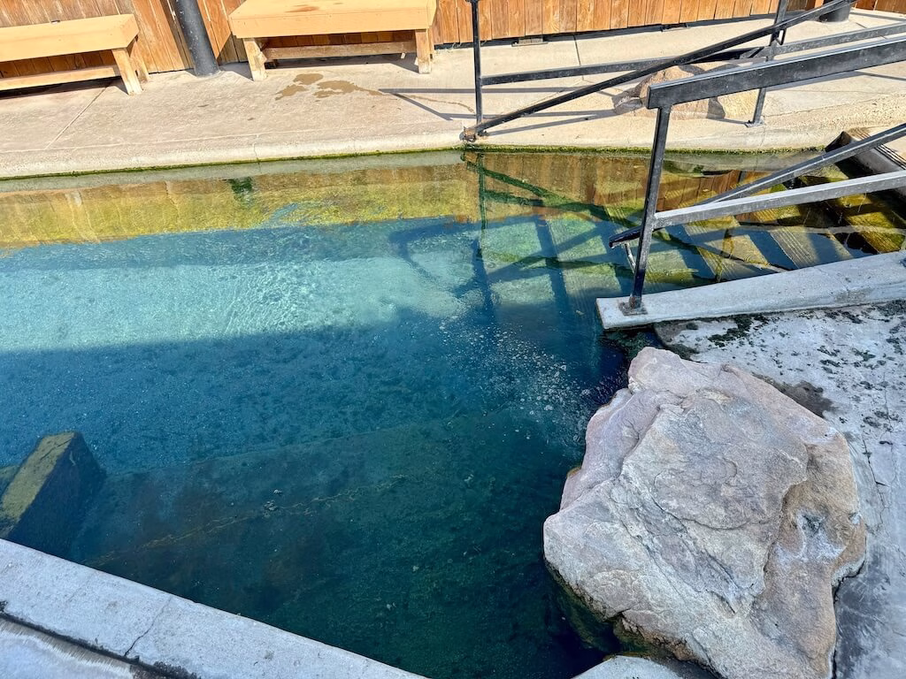 プールの壁や階段にたくさんの苔が生えているワイオミングのホーボー温泉