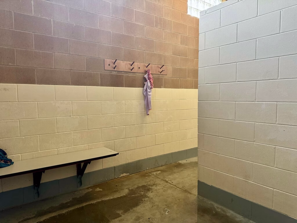 アメリカ・ワイオミング州ホーボー温泉の更衣室