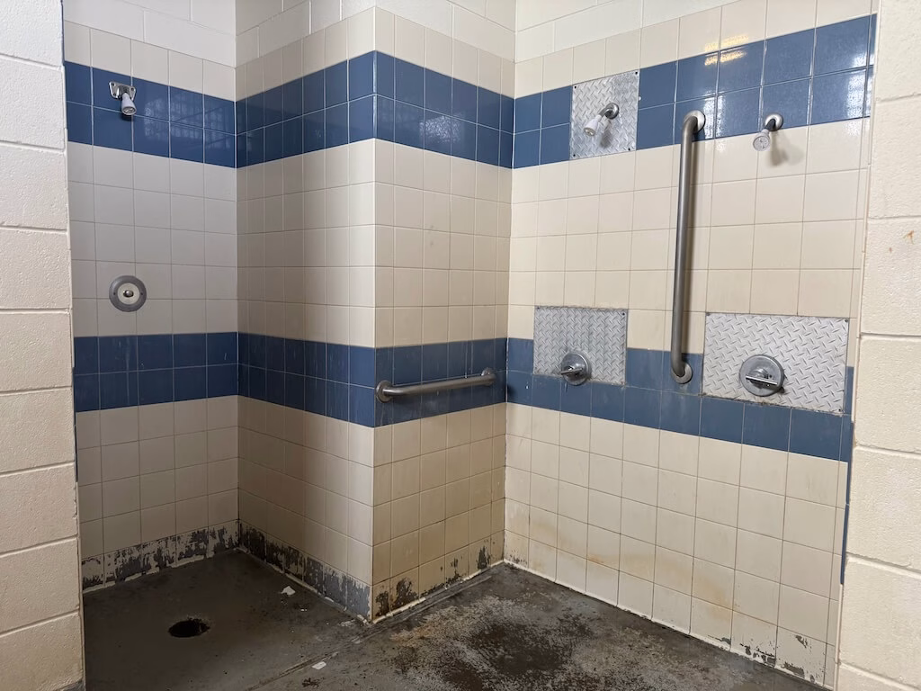 サラトガ・ホーボー温泉内にあるあまり掃除が行き届いていないシャワー