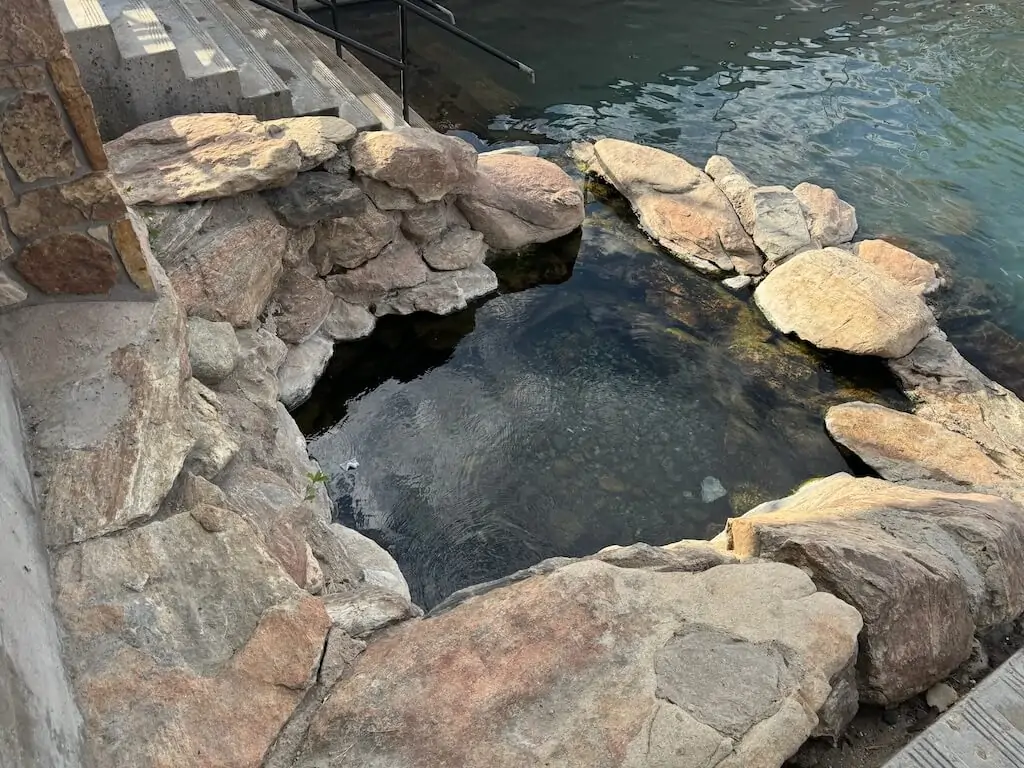 岩に囲まれた47度あるサラトガ・ホーボー温泉