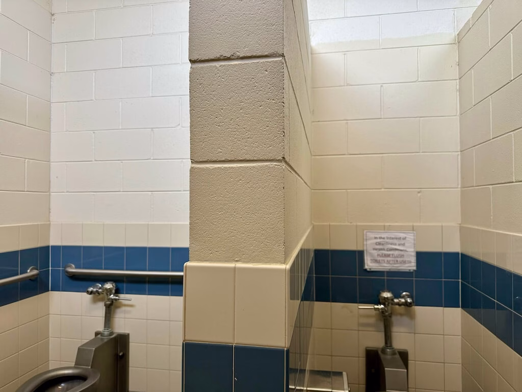 ドアのないホーボー温泉のトイレ