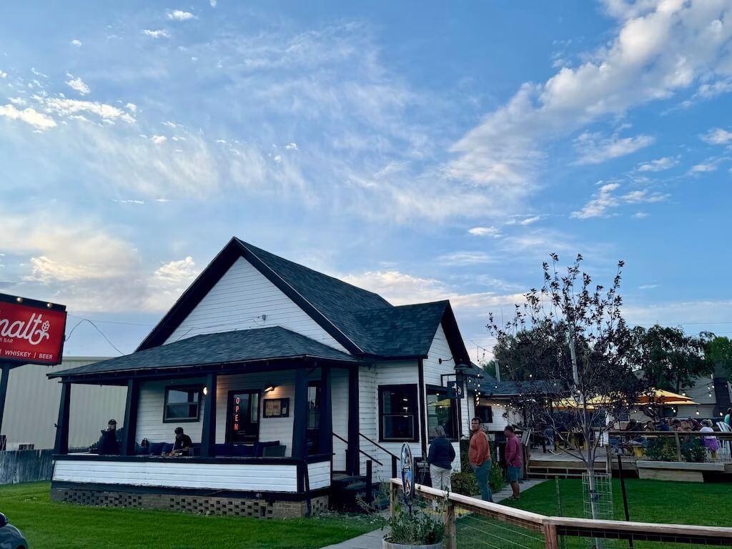 A BBQ restaurant called Malts in Saratoga, Wyoming, with the look of a white-walled, single-family house.