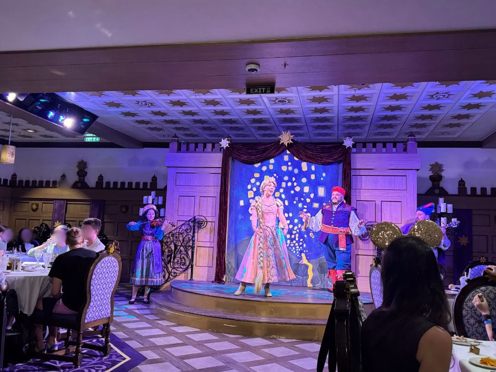 ディズニークルーズ　マジックにあるラプンツェルズロイヤルテーブルでのディナーショー