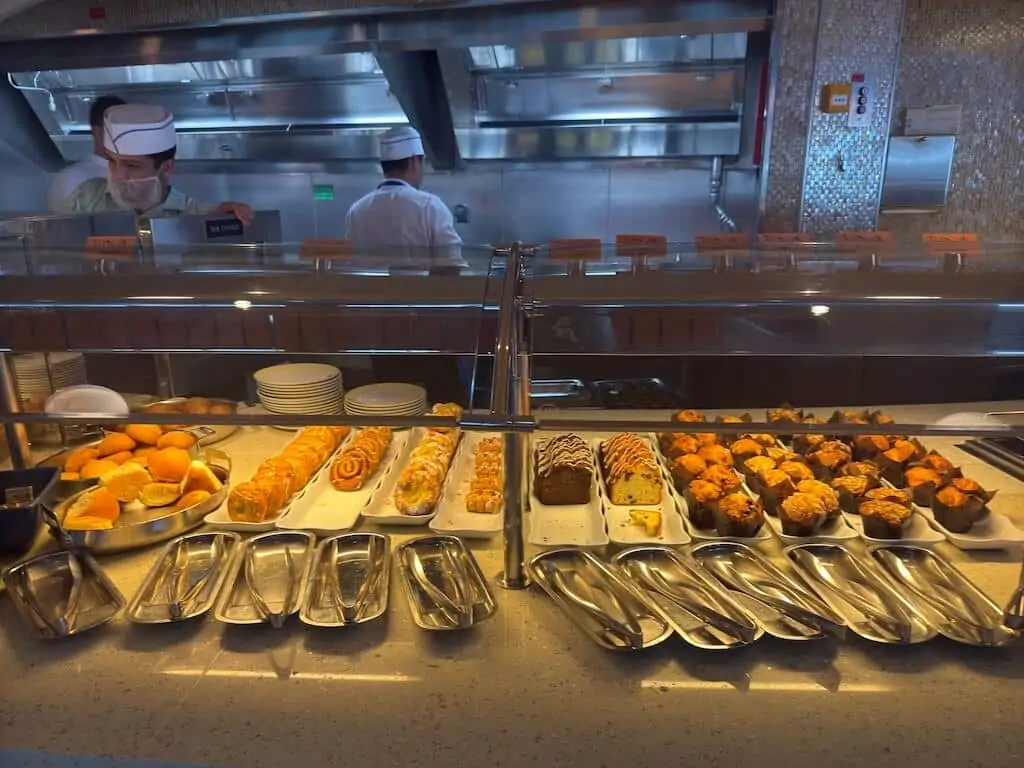 ディズニークルーズの朝食風景　沢山のマフィンやパティセリーが並ぶカバナスレストラン