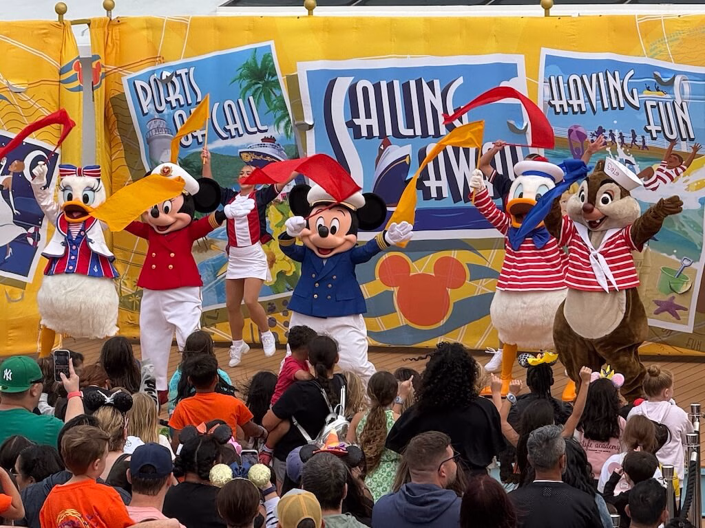 ディズニーキャラクターが大集合して、ディズニークルーズの出航パーティー