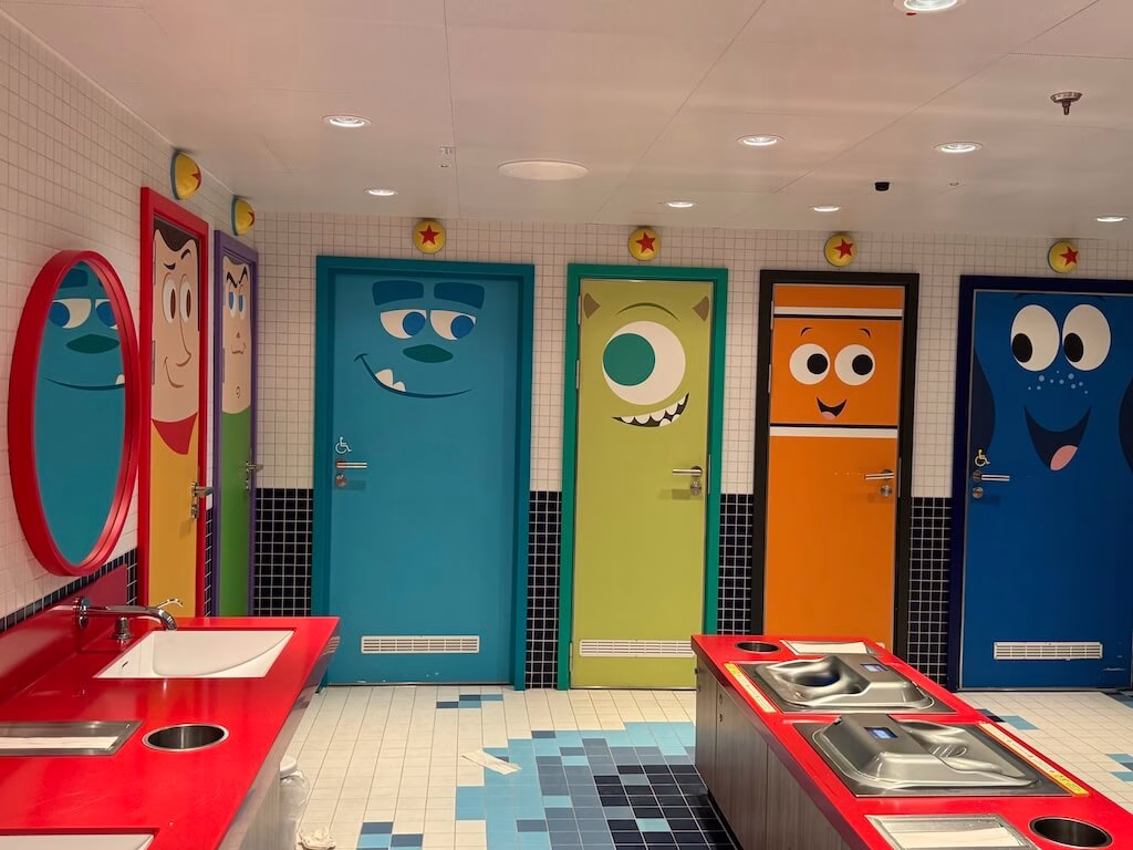 ディズニーのキャラクターが描かれたキッズクラブのトイレのドア