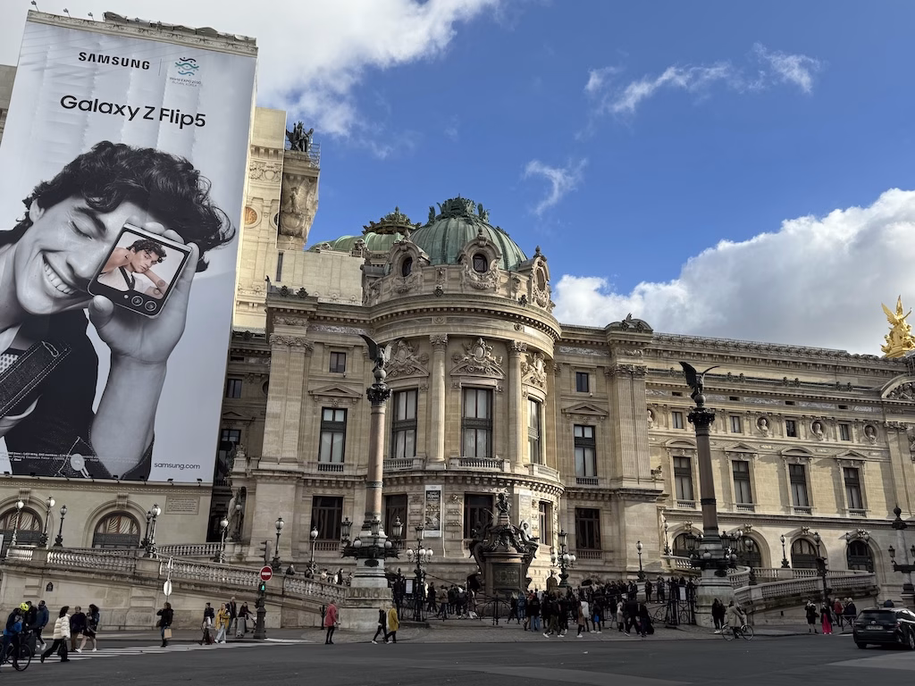 入ってすぐに目立つ悠々たるオペラ座の階段