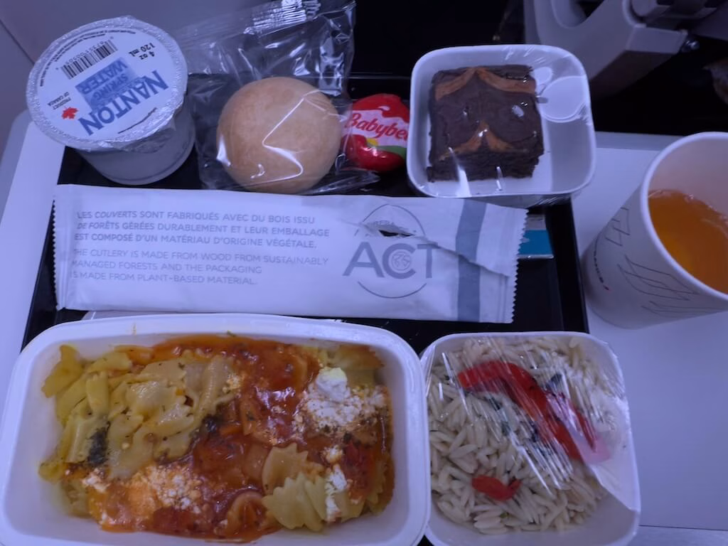 デンバー発CDG行きのエールフランスで提供されるエコノミークラスの機内食