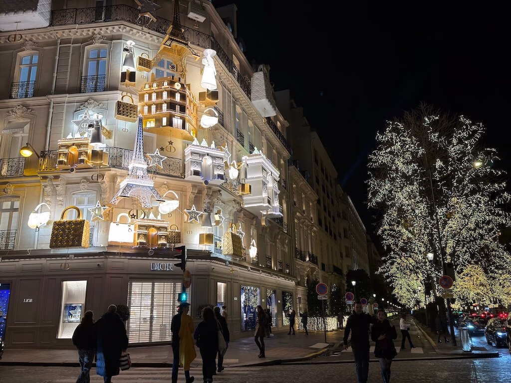 夜のパリに光り輝くモンテーニュ通りのクリスチャンディオール