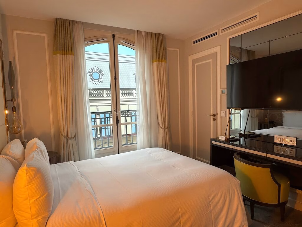 キングベッドとその前にテレビが配置されている比較的コンパクトなヒルトンパリ・オペラの部屋