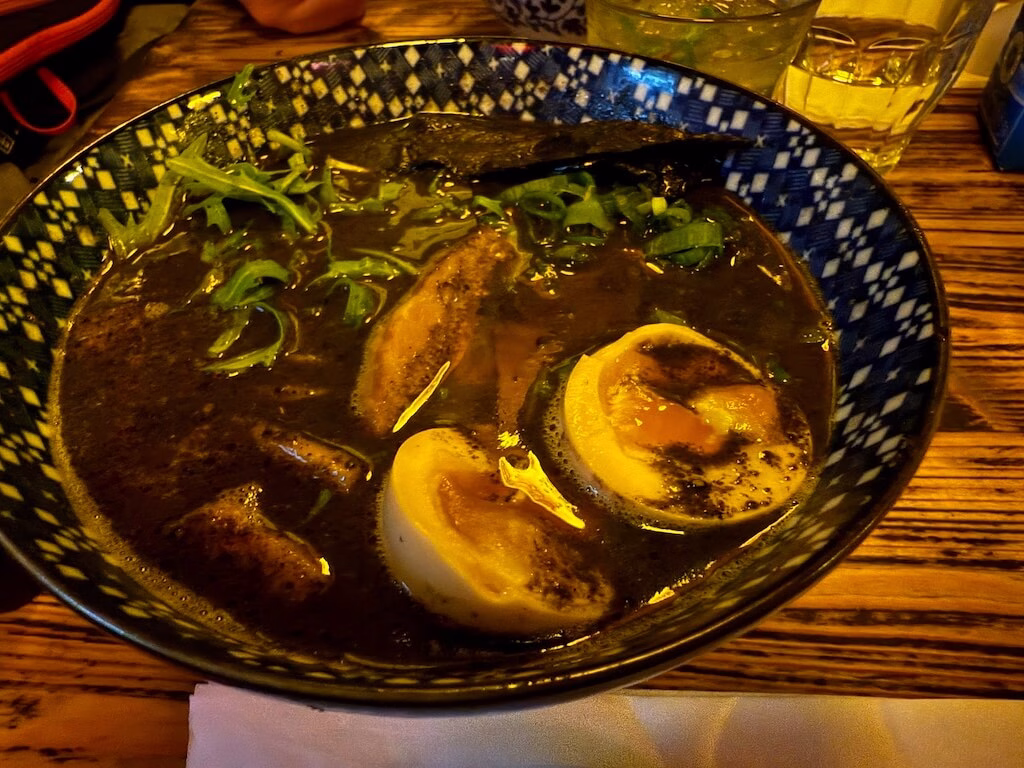 パリ市内にあるこだわり横丁の美味しい黒胡麻ラーメン