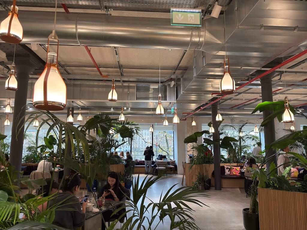 ガラス張りの窓から見えるセーヌ川を背景のおしゃれなルイヴィトンのカフェ