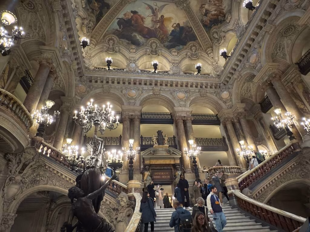 入ってすぐに目立つ悠々たるオペラ座の階段