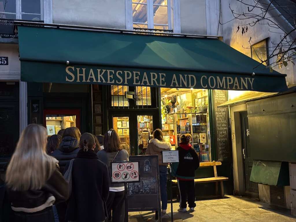 パリ市内にあるシェークスピアも通った、英語専門書籍を扱う本屋に並ぶ人たち