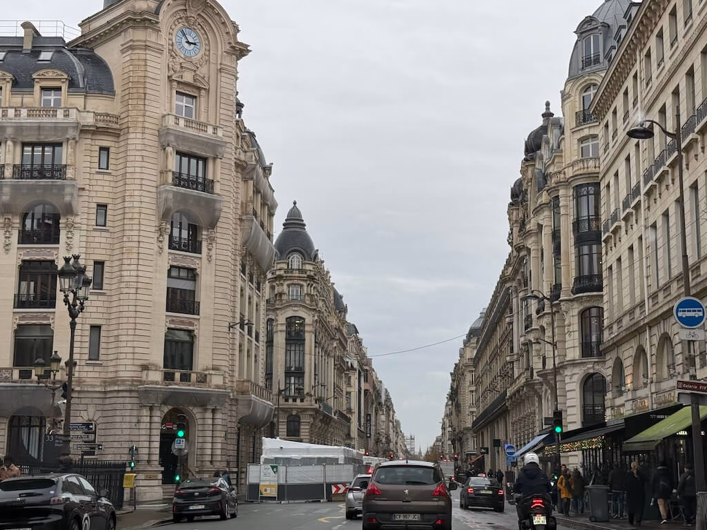 2024年パリ旅行記：オペラ座からタクシーで通るパリの街並み
