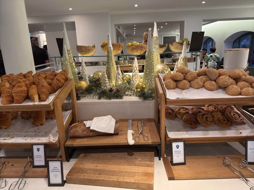 沢山の美味しそうなクロワッサンが並べられたパリ・ヒルトンオペラの朝食レストラン