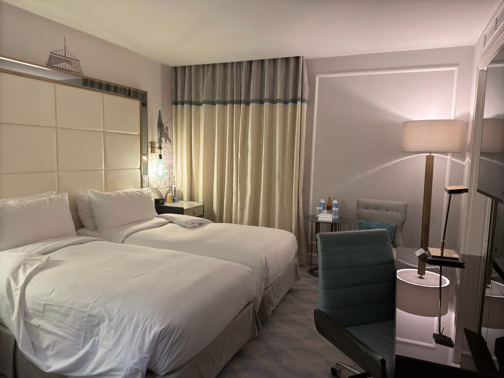 キングベッドとその前にテレビが配置されている比較的コンパクトなヒルトンパリ・オペラの部屋