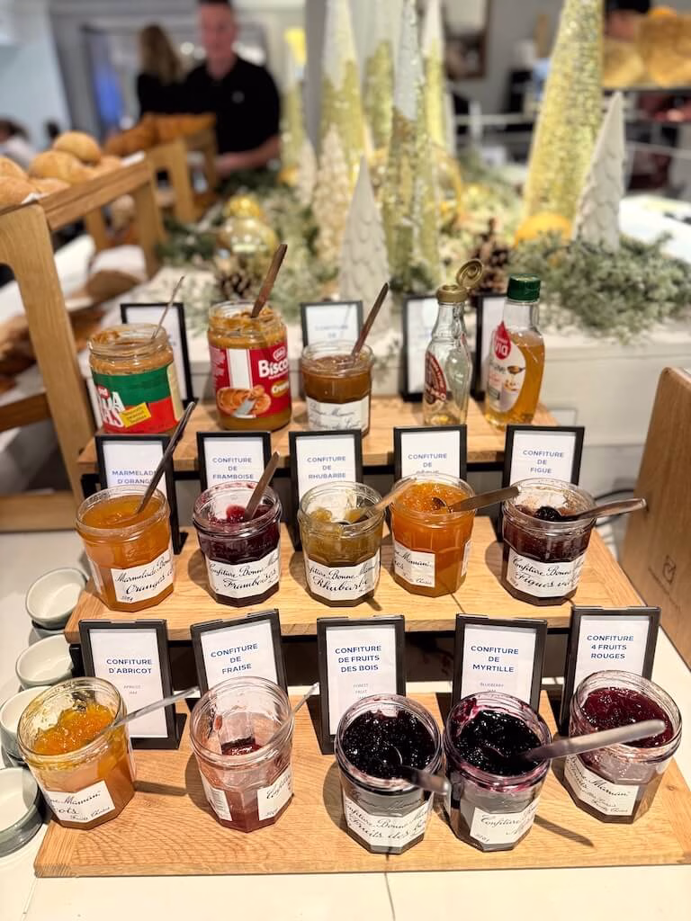 パリのおすすめホテル　ヒルトン・パリ・オペラの朝食に出てくる種類豊富なジャム