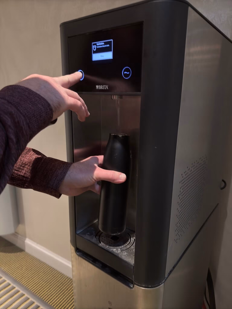 パリ市内のおすすめホテル、ヒルトン・パリ・オペラにあるウォーターサーバーでは水筒に水を入れることができます。