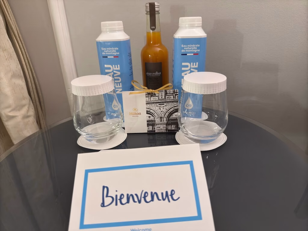 ヒルトン・パリ・オペラ　ウェルカムギフトの水とジュース