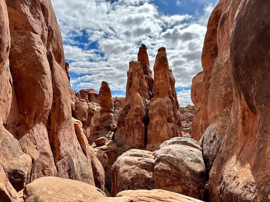 owering red rock fins and narrow sandstone passages inside Fiery Furnace at Arches National Park, showcasing the dramatic landscape of one of the best hikes in Moab, Utah.