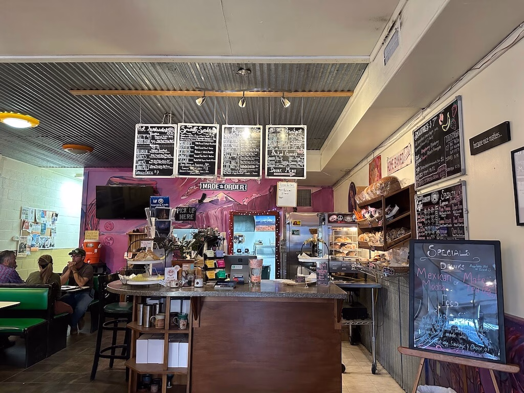 ユタ州モアブにある「Red Rock Bakery & Café」の店内。カウンターには焼きたてのパンや手書きのメニューボードが並び、落ち着いた雰囲気のカフェ空間が広がる。サンドウィッチのテイクアウトにも人気。