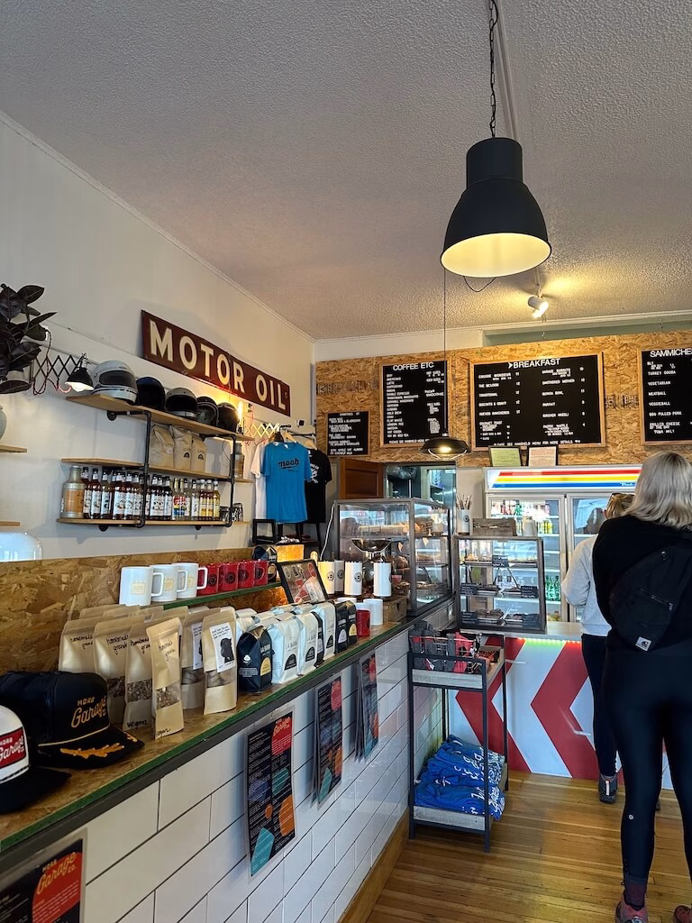 ユタ州モアブにあるカフェ「Garage Co.」の店内。コーヒー豆やグッズが並び、カウンター奥にはメニューとショーケースが見える。ローカル感あふれる温かい雰囲気のカフェ。