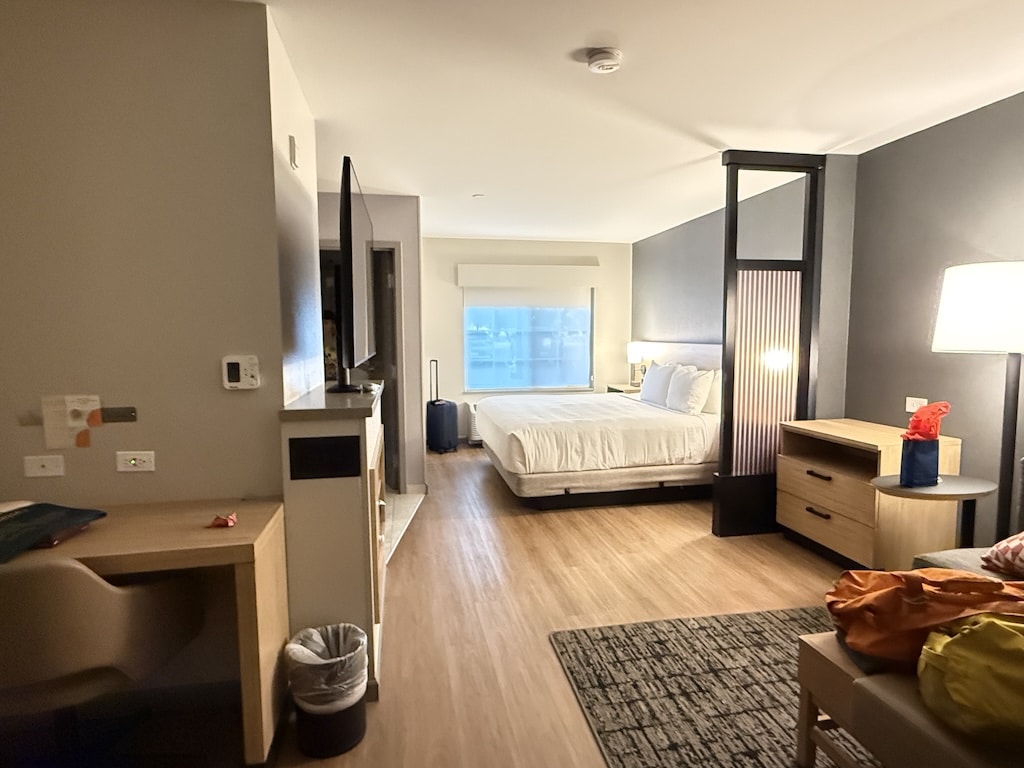 Hyatt Place Santa Fe – Comfortable & Modern Stay Near Meow Wolf and Top Santa Fe Attractions - Tomo Travel & Camping ニューメキシコ州サンタフェのハイアット・プレイスの広々としたキングルーム。モダンな設備、ワークデスク、暖かみのある照明が揃い、ミャオウルフや人気観光スポット巡りに最適な宿泊先